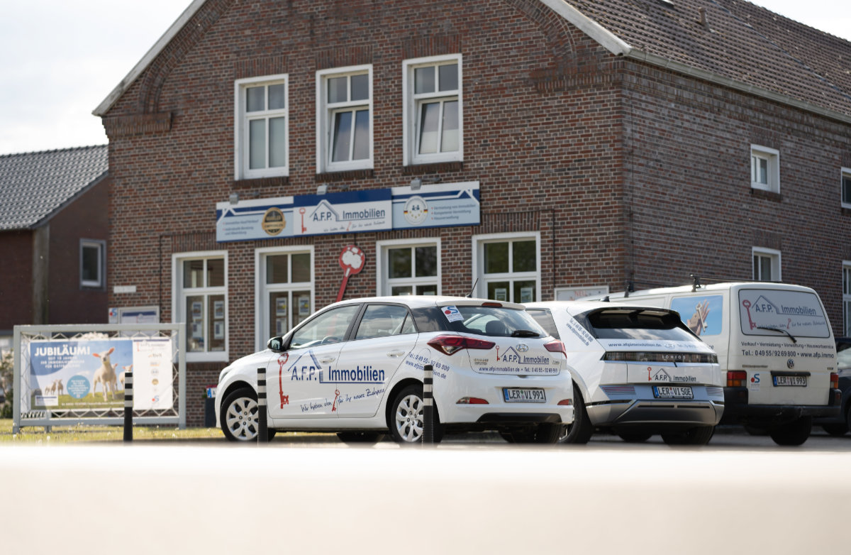 Die A.F.P. Immobilien Gruppe Viol wurde 2012 gegründet Wir sind seit vielen Jahren mit großer Begeisterung dabei Menschen ein neues Zuhause zu vermitteln. Unser Schlüssel zum Erfolg ist dabei unsere ostfriesische Klarheit und unsere offene Kommunikation. Dieter Viol, Gründer und Inhaber der Immobiliengruppe, kommt aus Ostfriesland und kennt die Region und die Menschen sehr genau. Das gleiche gilt für die Lizenzmakler innerhalb der Gruppe. Die Verbundenheit mit der Region ist dabei auch die Grundlage für die hervorragenden Kenntnisse über den regionalen Markt. Bereits seit 1996 vermittelt die Gruppe private und gewerbliche Immobilien und führt qualifizierte Immobilienbewertungen durch. Später kamen die Geschäftszweige der Hausverwaltung und der Handwerkerhäuser dazu. Beide haben sich neben dem Kerngeschäft der Immobilienvermittlung zu soliden Standbeinen der Immobiliengruppe entwickelt. Wir sind ein anerkannter Ausbildungsbetrieb und bilden aktuell 2 Auszubildende zu Immobilienkaufleuten aus.