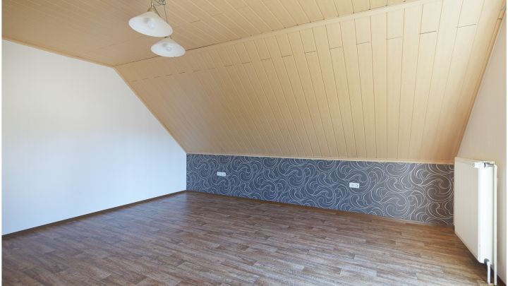 ***geräumige 2 Zimmer Oberwohnung mit EBK in Börger***

mit eigenem Garten, Terrasse, sowie Zufahrt und Carport