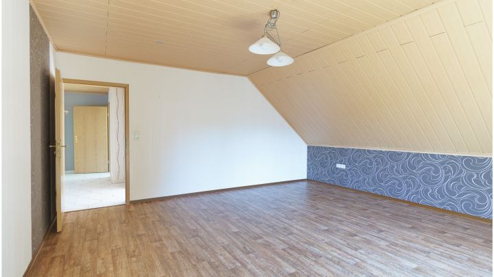 ***geräumige 2 Zimmer Oberwohnung mit EBK in Börger***

mit eigenem Garten, Terrasse, sowie Zufahrt und Carport