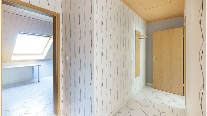 ***geräumige 2 Zimmer Oberwohnung mit EBK in Börger***

mit eigenem Garten, Terrasse, sowie Zufahrt und Carport