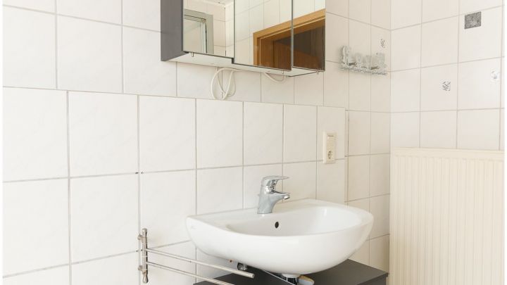 ***geräumige 2 Zimmer Oberwohnung mit EBK in Börger***

mit eigenem Garten, Terrasse, sowie Zufahrt und Carport