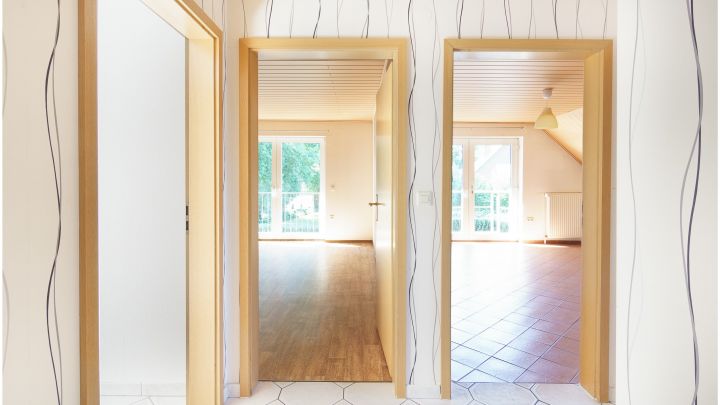 ***geräumige 2 Zimmer Oberwohnung mit EBK in Börger***

mit eigenem Garten, Terrasse, sowie Zufahrt und Carport