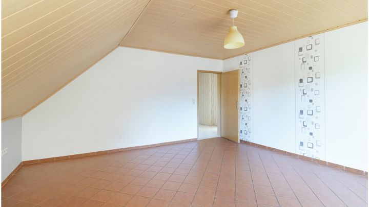 ***geräumige 2 Zimmer Oberwohnung mit EBK in Börger***

mit eigenem Garten, Terrasse, sowie Zufahrt und Carport