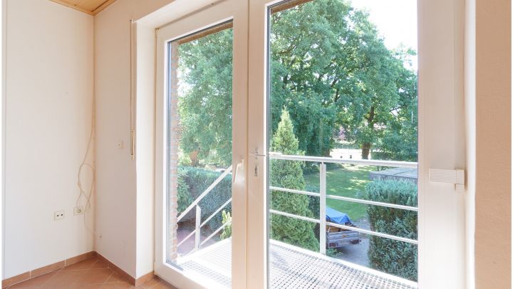 ***geräumige 2 Zimmer Oberwohnung mit EBK in Börger***

mit eigenem Garten, Terrasse, sowie Zufahrt und Carport