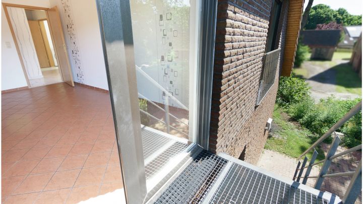 ***geräumige 2 Zimmer Oberwohnung mit EBK in Börger***

mit eigenem Garten, Terrasse, sowie Zufahrt und Carport