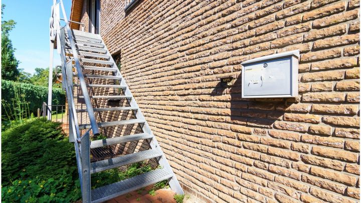 ***geräumige 2 Zimmer Oberwohnung mit EBK in Börger***

mit eigenem Garten, Terrasse, sowie Zufahrt und Carport