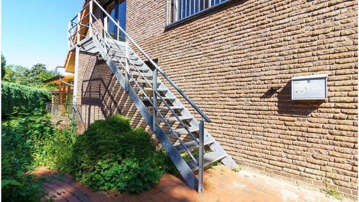 ***geräumige 2 Zimmer Oberwohnung mit EBK in Börger***

mit eigenem Garten, Terrasse, sowie Zufahrt und Carport