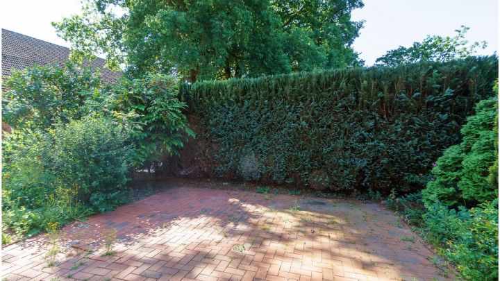 ***geräumige 2 Zimmer Oberwohnung mit EBK in Börger***

mit eigenem Garten, Terrasse, sowie Zufahrt und Carport