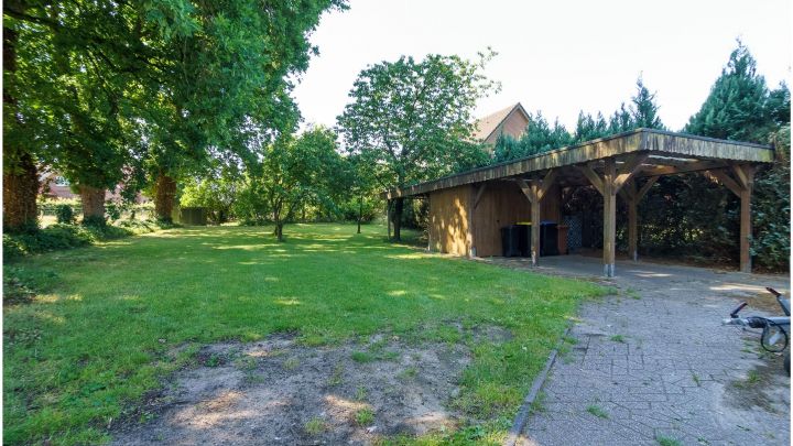 ***geräumige 2 Zimmer Oberwohnung mit EBK in Börger***

mit eigenem Garten, Terrasse, sowie Zufahrt und Carport