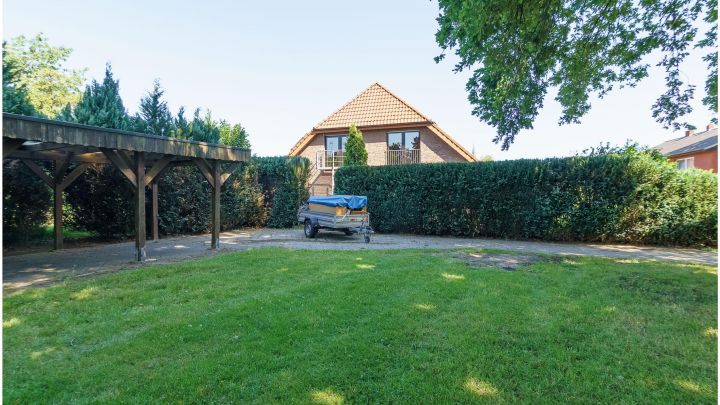 ***geräumige 2 Zimmer Oberwohnung mit EBK in Börger***

mit eigenem Garten, Terrasse, sowie Zufahrt und Carport