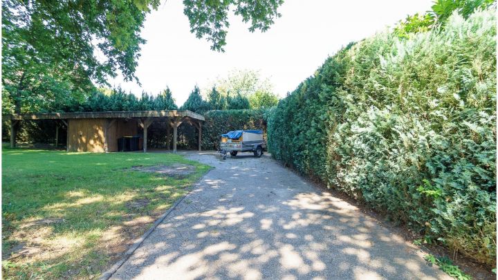 ***geräumige 2 Zimmer Oberwohnung mit EBK in Börger***

mit eigenem Garten, Terrasse, sowie Zufahrt und Carport