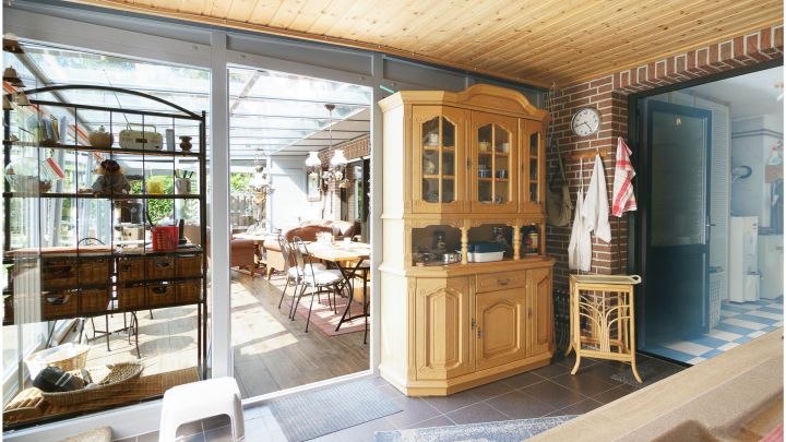 Einfamilienhaus mit großzügiger Einliegerwohnung

***zentral in Ostrhauderfehn auf ca. 7.500 m² Grundstück***