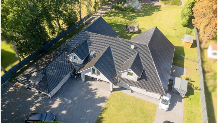 ***Modernes Anwesen - Haus mit Einliegerwohnung auf ca. 4.900 m² Grundstück mit Teich in Flachsmeer***