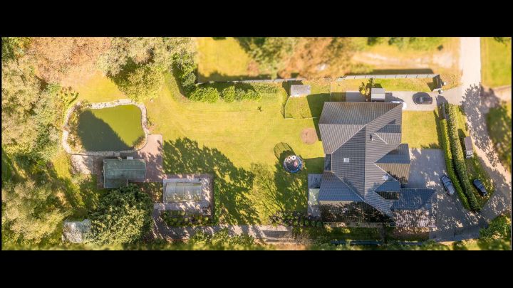 ***Modernes Anwesen - Haus mit Einliegerwohnung auf ca. 4.900 m² Grundstück mit Teich in Flachsmeer***