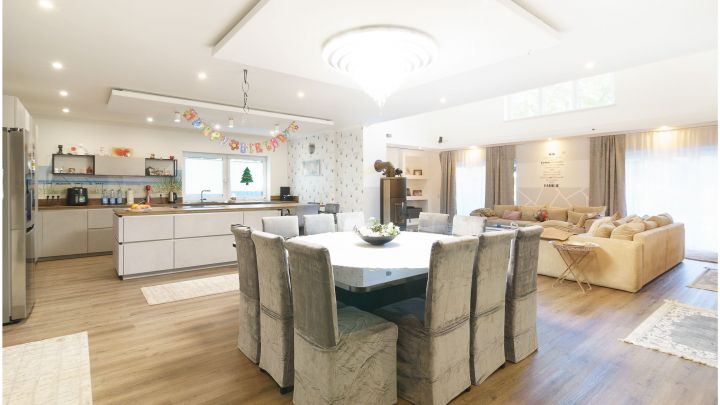 ***Modernes Anwesen - Haus mit Einliegerwohnung auf ca. 4.900 m² Grundstück mit Teich in Flachsmeer***