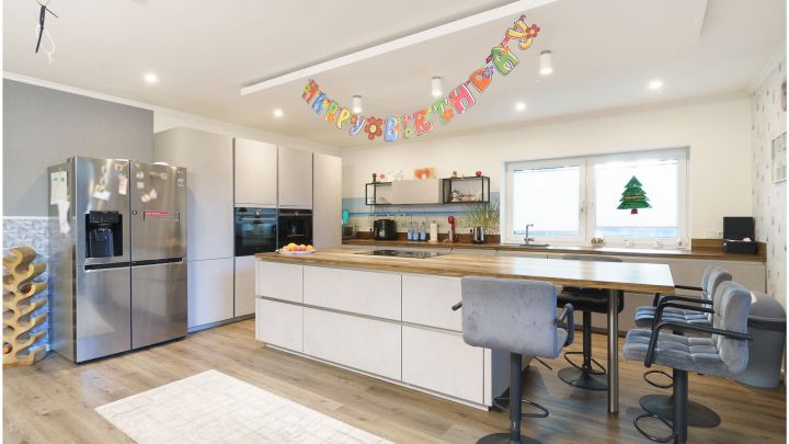 ***Modernes Anwesen - Haus mit Einliegerwohnung auf ca. 4.900 m² Grundstück mit Teich in Flachsmeer***