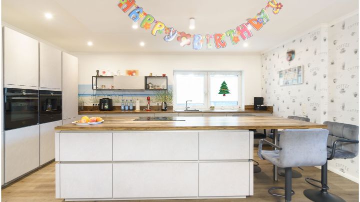 ***Modernes Anwesen - Haus mit Einliegerwohnung auf ca. 4.900 m² Grundstück mit Teich in Flachsmeer***