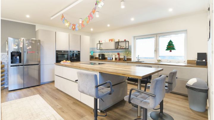 ***Modernes Anwesen - Haus mit Einliegerwohnung auf ca. 4.900 m² Grundstück mit Teich in Flachsmeer***