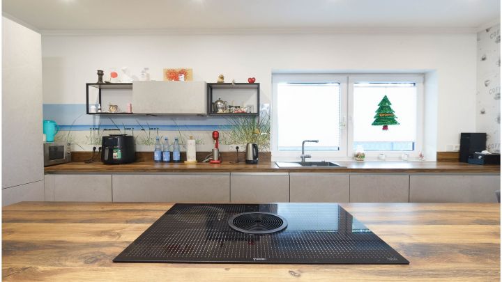 ***Modernes Anwesen - Haus mit Einliegerwohnung auf ca. 4.900 m² Grundstück mit Teich in Flachsmeer***