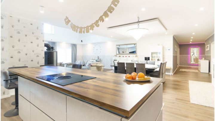 ***Modernes Anwesen - Haus mit Einliegerwohnung auf ca. 4.900 m² Grundstück mit Teich in Flachsmeer***