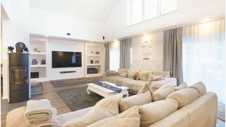 ***Modernes Anwesen - Haus mit Einliegerwohnung auf ca. 4.900 m² Grundstück mit Teich in Flachsmeer***