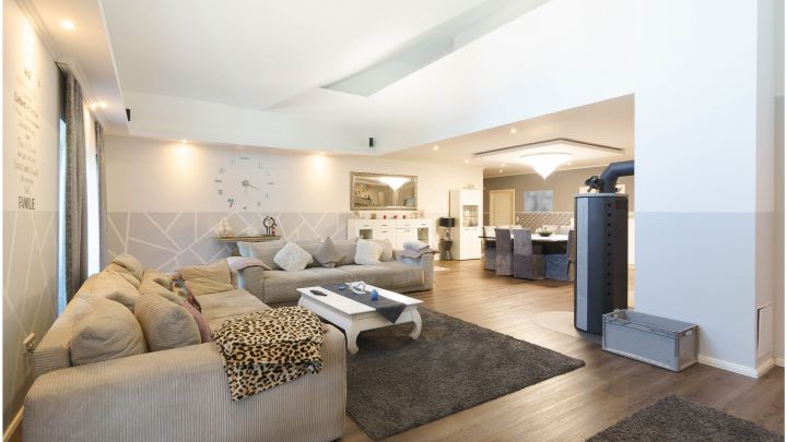 ***Modernes Anwesen - Haus mit Einliegerwohnung auf ca. 4.900 m² Grundstück mit Teich in Flachsmeer***