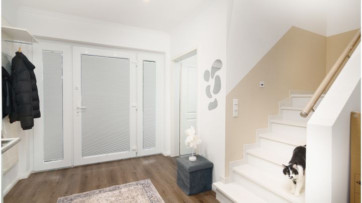 ***Modernes Anwesen - Haus mit Einliegerwohnung auf ca. 4.900 m² Grundstück mit Teich in Flachsmeer***