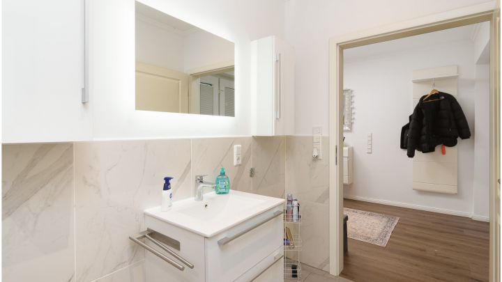 ***Modernes Anwesen - Haus mit Einliegerwohnung auf ca. 4.900 m² Grundstück mit Teich in Flachsmeer***