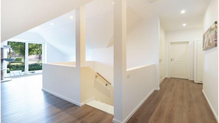 ***Modernes Anwesen - Haus mit Einliegerwohnung auf ca. 4.900 m² Grundstück mit Teich in Flachsmeer***