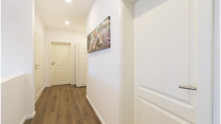 ***Modernes Anwesen - Haus mit Einliegerwohnung auf ca. 4.900 m² Grundstück mit Teich in Flachsmeer***