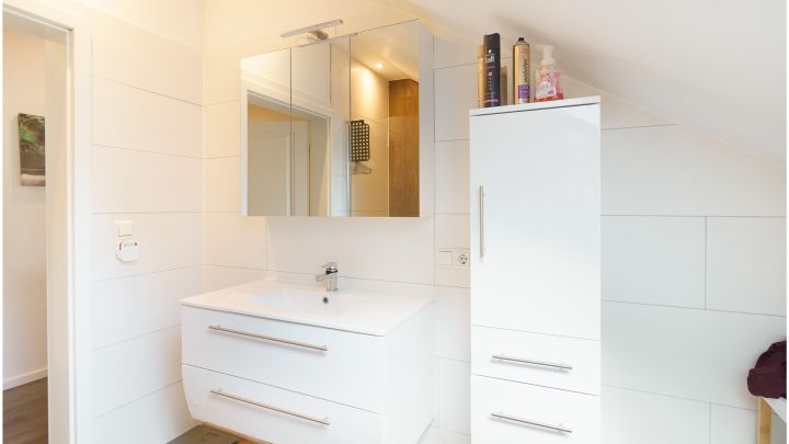 ***Modernes Anwesen - Haus mit Einliegerwohnung auf ca. 4.900 m² Grundstück mit Teich in Flachsmeer***