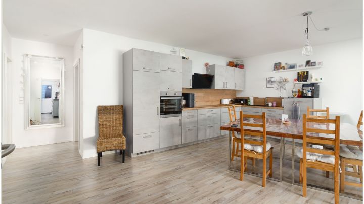 ***Modernes Anwesen - Haus mit Einliegerwohnung auf ca. 4.900 m² Grundstück mit Teich in Flachsmeer***