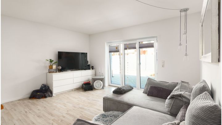 ***Modernes Anwesen - Haus mit Einliegerwohnung auf ca. 4.900 m² Grundstück mit Teich in Flachsmeer***