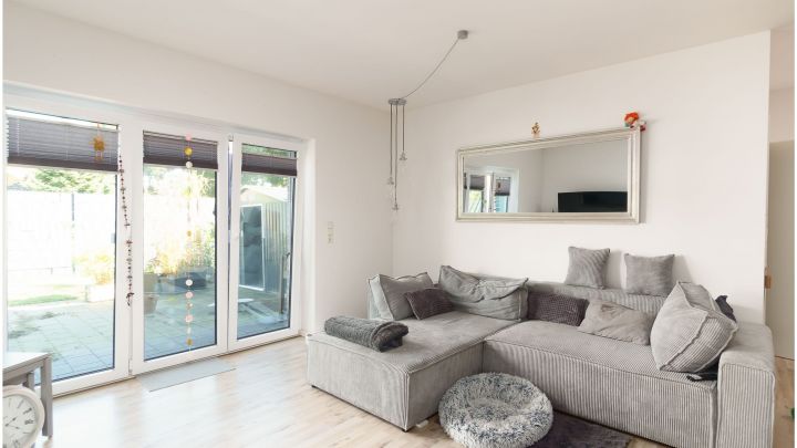 ***Modernes Anwesen - Haus mit Einliegerwohnung auf ca. 4.900 m² Grundstück mit Teich in Flachsmeer***