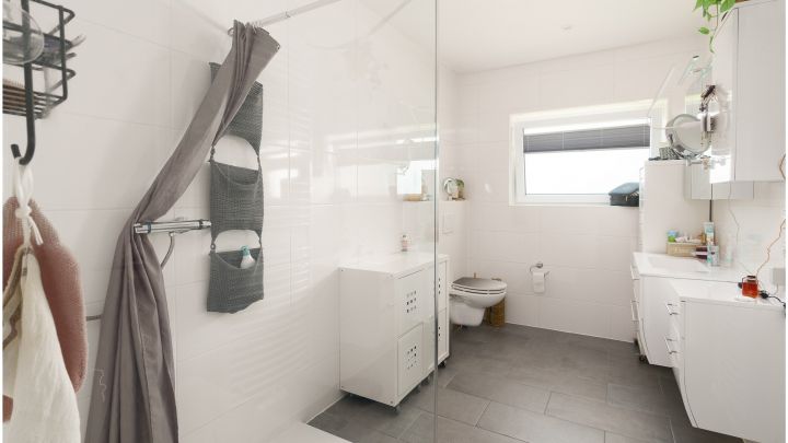 ***Modernes Anwesen - Haus mit Einliegerwohnung auf ca. 4.900 m² Grundstück mit Teich in Flachsmeer***