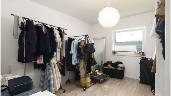 ***Modernes Anwesen - Haus mit Einliegerwohnung auf ca. 4.900 m² Grundstück mit Teich in Flachsmeer***