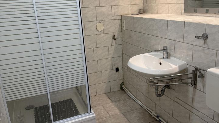 ***Geräumige 3-Zimmer-Wohnung mit eigener Auffahrt und Stellplatz sowie Garten - ideal für die kleine Familie***