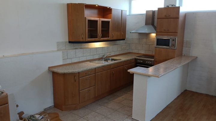 ***Geräumige 3-Zimmer-Wohnung mit eigener Auffahrt und Stellplatz sowie Garten - ideal für die kleine Familie***