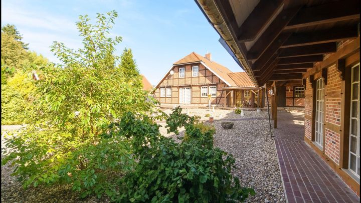 ***Modernes, hochwertig gebautes Fachwerkhaus mit viel Platz in bevorzugter Lage***

***Ein wunderschönes Haus und ein tolles Grundstück***