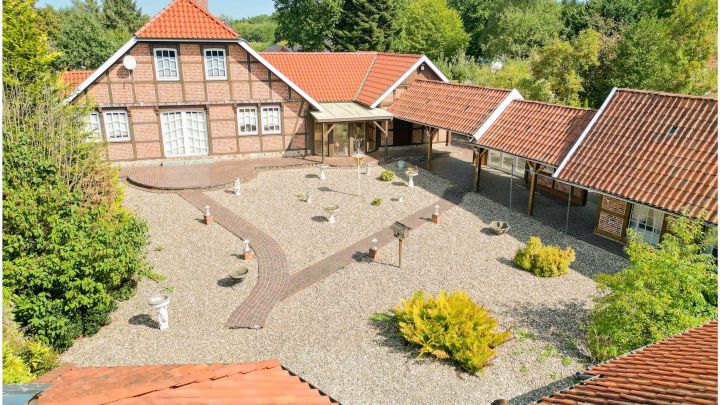 ***Modernes, hochwertig gebautes Fachwerkhaus mit viel Platz in bevorzugter Lage***

***Ein wunderschönes Haus und ein tolles Grundstück***